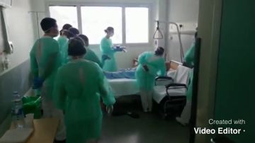 La emotiva sorpresa de los sanitarios de un hospital asturiano a un anciano ingresado por posible coronavirus
