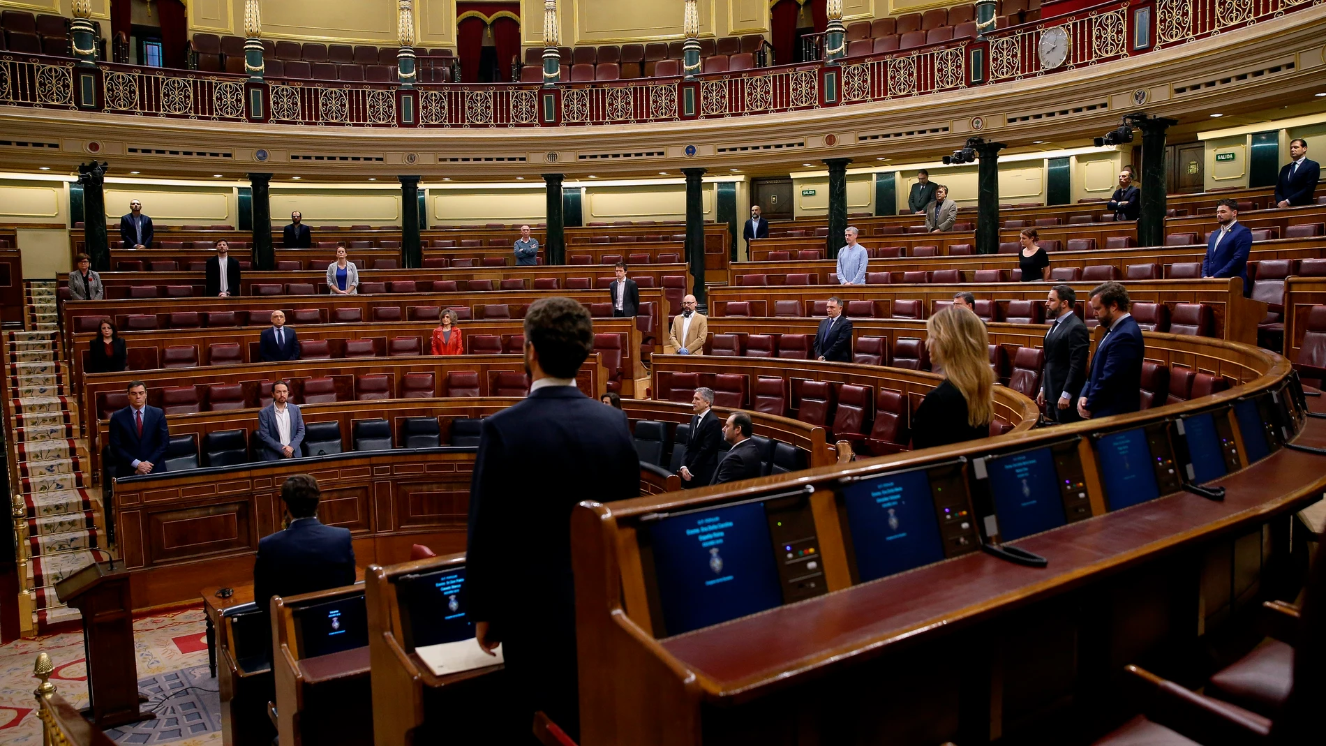  Vista general del hemiciclo, durante un minuto de silencio por las víctimas del coronavirus antes del inicio del pleno del Congreso 