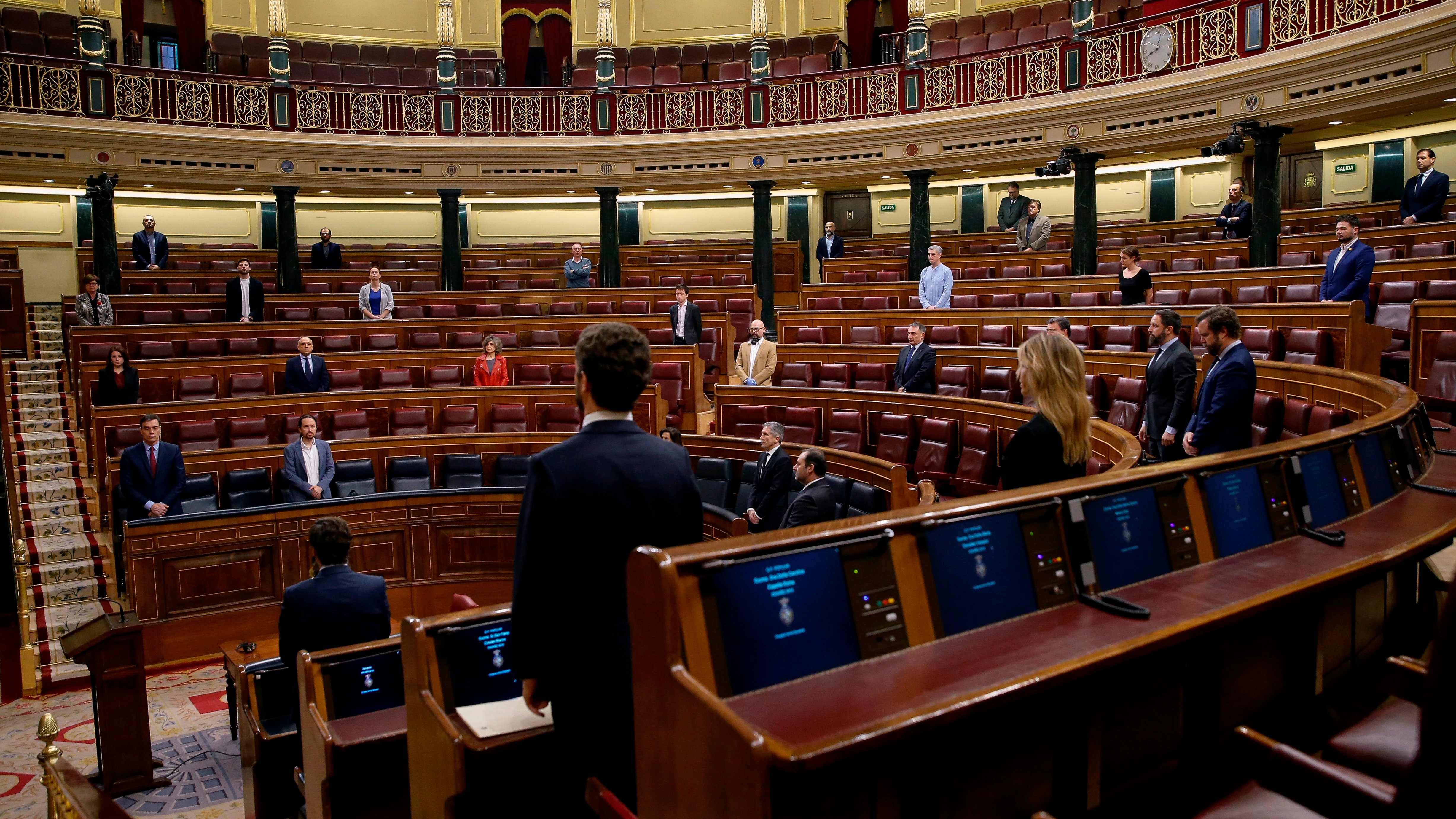  Vista general del hemiciclo, durante un minuto de silencio por las víctimas del coronavirus antes del inicio del pleno del Congreso 