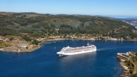 Crucero entrando en la ría de Ferrol