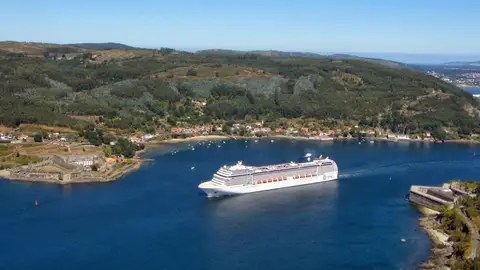 Crucero entrando en la ría de Ferrol Crucero entrando en la ría de Ferrol