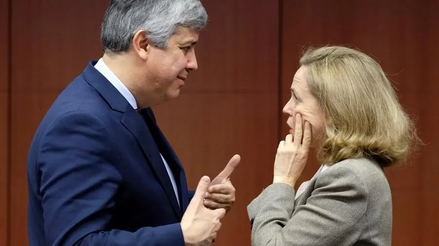 La vicepresidenta económica, Nadia Calviño, con el presidente del Eurogrupo, Mário Centeno