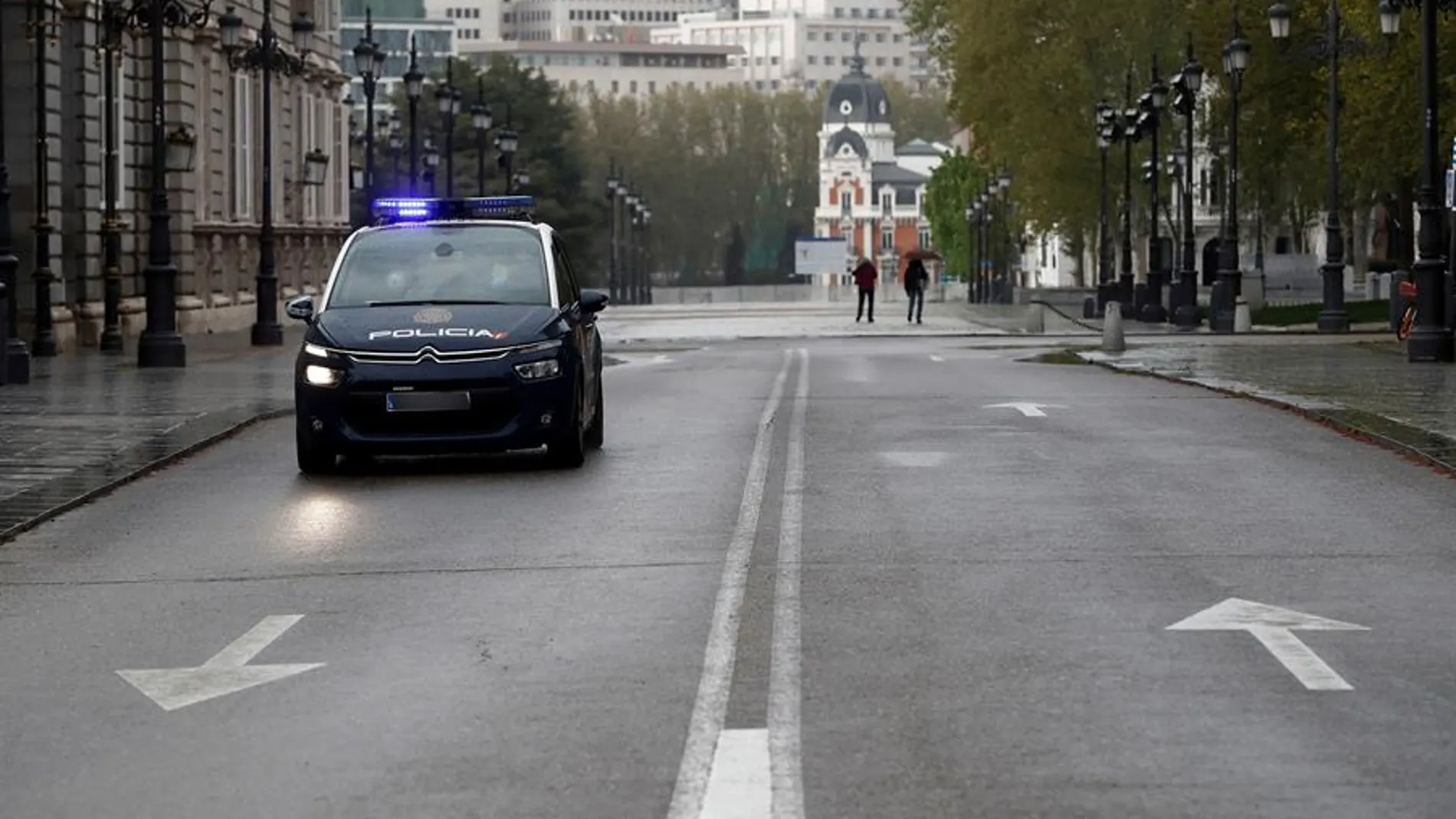Un vehículo de la Policía Nacional circula por una calle vacía