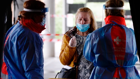 Le toman una muestra a una mujer para realizar el test del coronavirus Le toman una muestra a una mujer para realizar el test del coronavirus