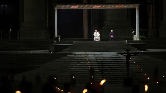 El papa Francisco preside el Vía Crucis en la plaza vacía El papa Francisco preside el Vía Crucis en la plaza vacía