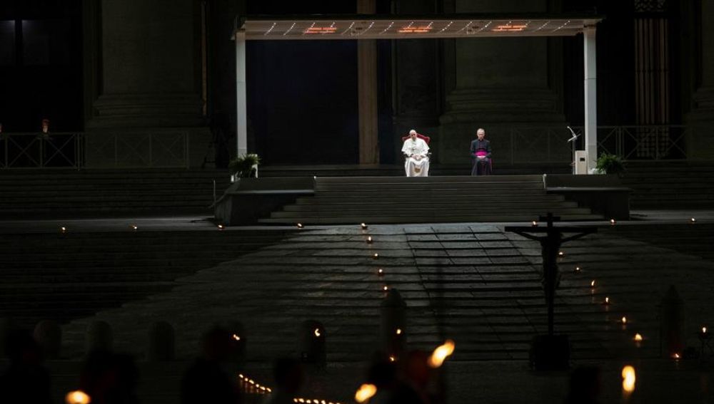 El papa Francisco preside el Vía Crucis en la plaza vacía