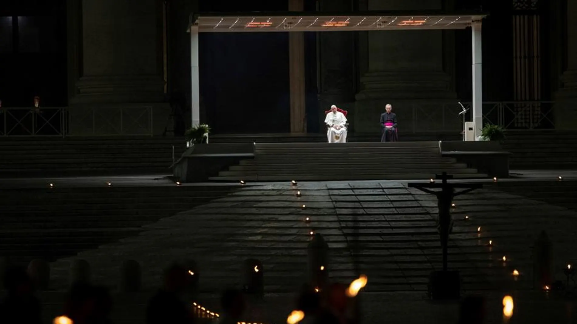 El papa Francisco preside el Vía Crucis en la plaza vacía