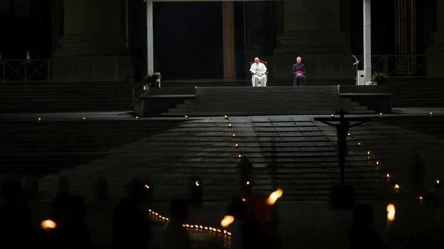 El papa Francisco preside el Vía Crucis en la plaza vacía