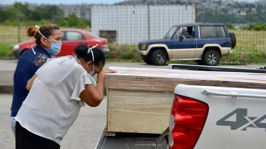 Un familiar de un fallecido llora a las afueras del cementerio Un familiar de un fallecido llora a las afueras del cementerio