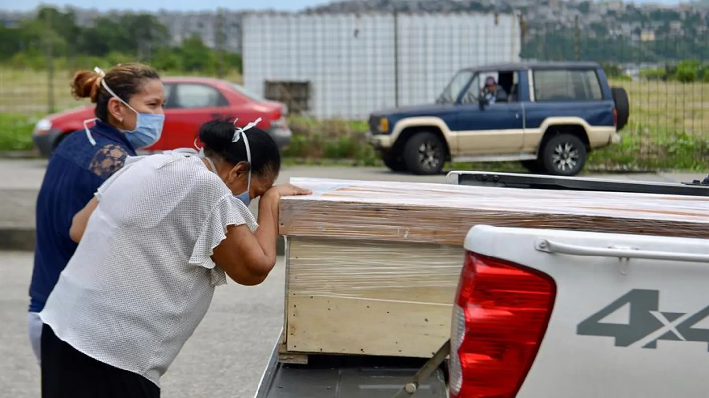 Un familiar de un fallecido llora a las afueras del cementerio Un familiar de un fallecido llora a las afueras del cementerio