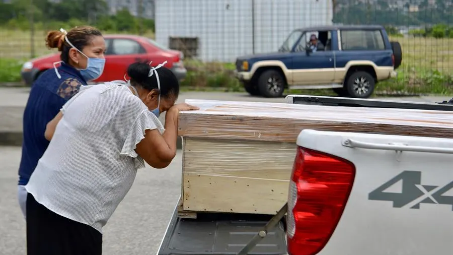 Un familiar de un fallecido llora a las afueras del cementerio