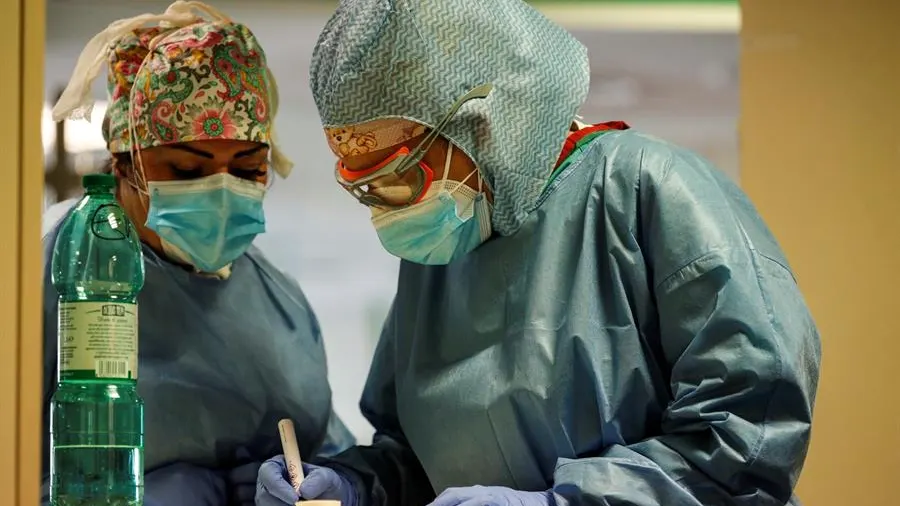 Personal sanitario en una UCI de Roma, Italia