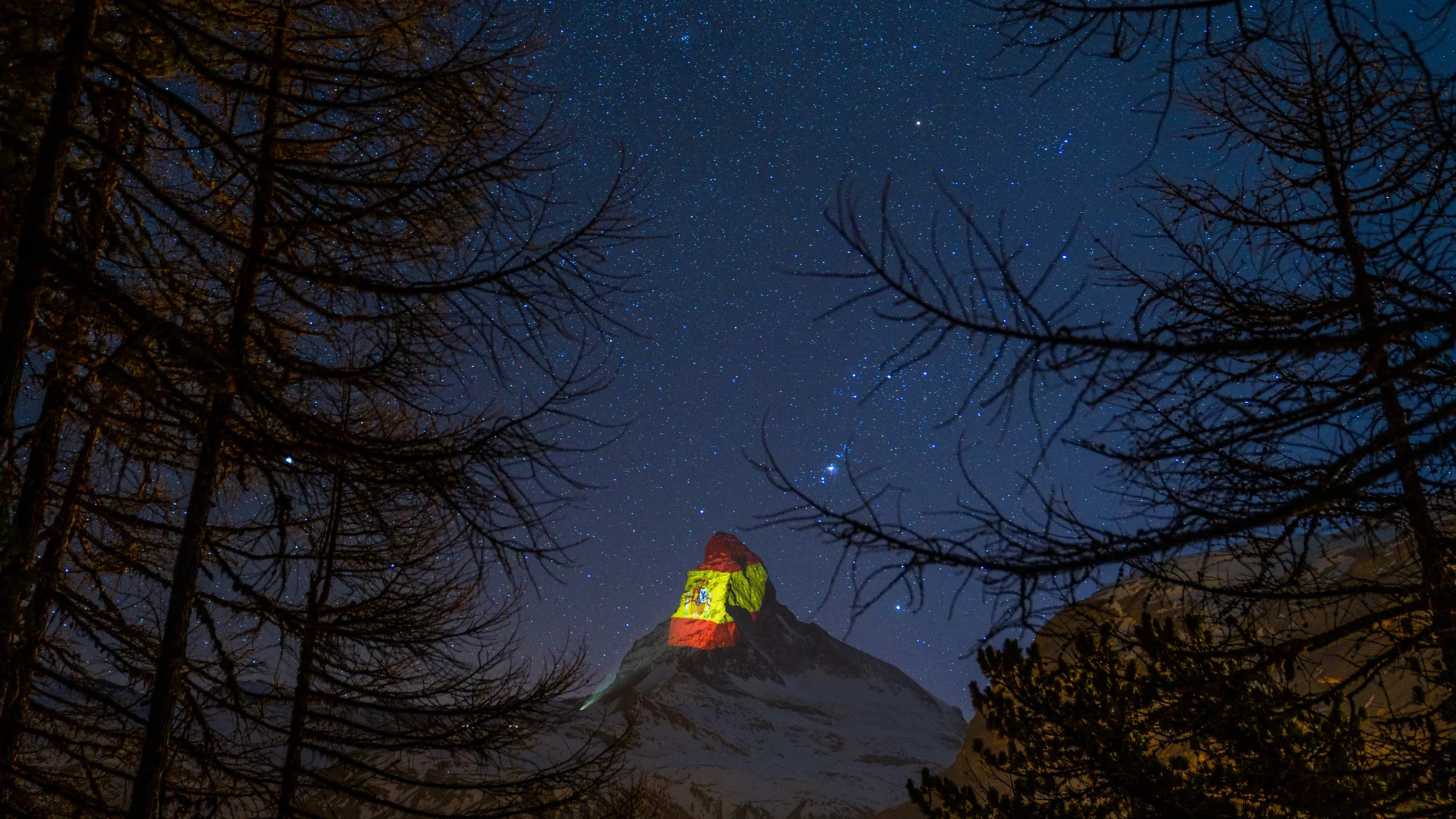 Proyectan la bandera de España en el Matterhorn