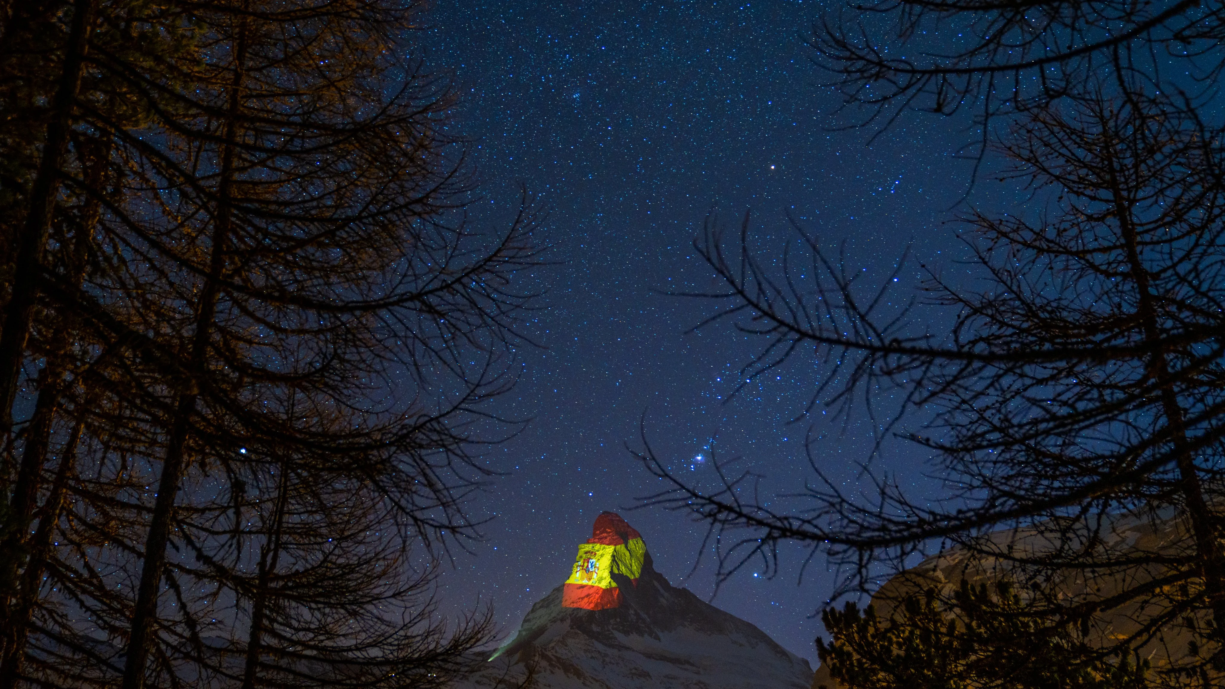 Proyectan la bandera de España en el Matterhorn Proyectan la bandera de España en el Matterhorn