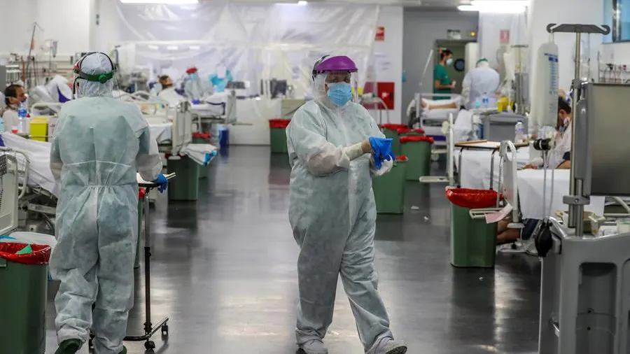 Personal sanitario durante su jornada de trabajo en el Hospital Puerta de Hierro