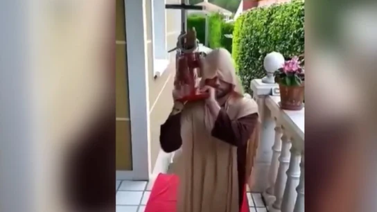 Procesiones y marchas que muchos celebran desde sus balcones Procesiones y marchas que muchos celebran desde sus balcones