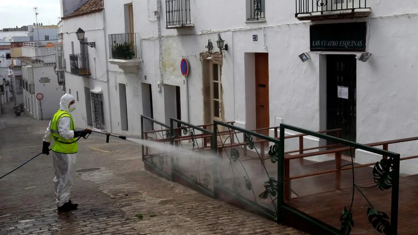 Un operario de limpieza desinfecta una terraza de un bar en Cádiz Un operario de limpieza desinfecta una terraza de un bar en Cádiz