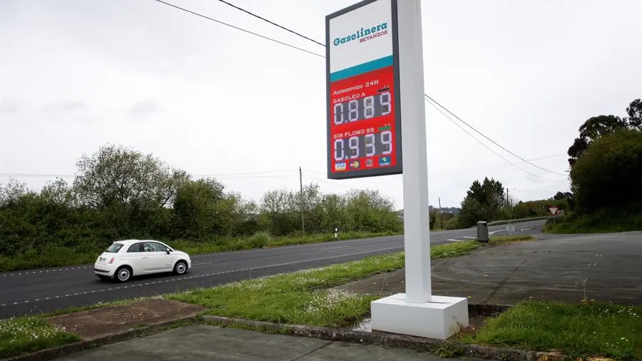 Letrero luminoso de una gasolinera del concello coruñés de Betanzos