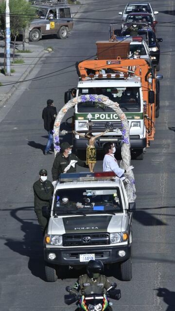 Vista de la procesión de Viernes Santo, sin feligreses, en La Paz