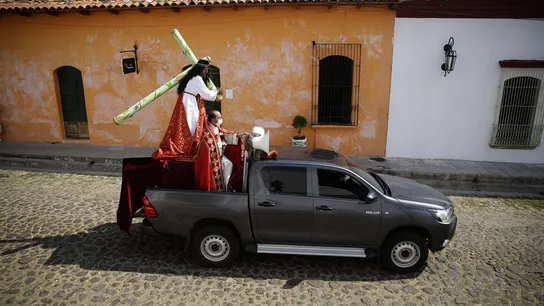 La imagen de Jesús Nazareno recorrió este Viernes Santo las calles en coche La imagen de Jesús Nazareno recorrió este Viernes Santo las calles en coche