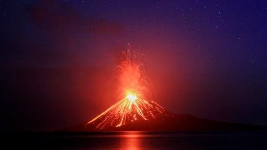 El volc&aacute;n Anak Krakatau arroja lava durante una erupci&oacute;n