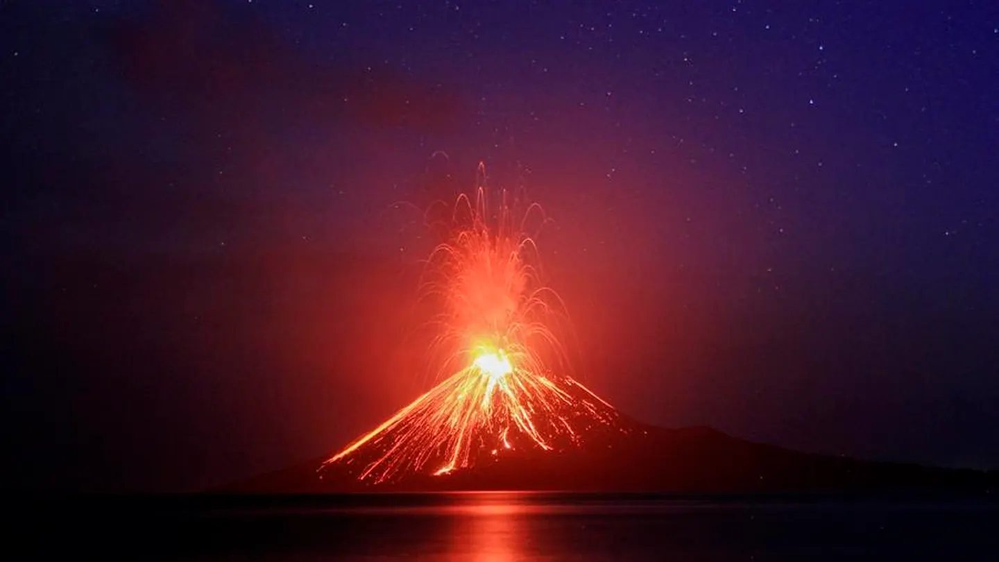 El volcán Anak Krakatau arroja lava durante una erupción El volcán Anak Krakatau arroja lava durante una erupción