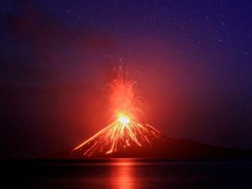 El volcán Anak Krakatau arroja lava durante una erupción El volcán Anak Krakatau arroja lava durante una erupción