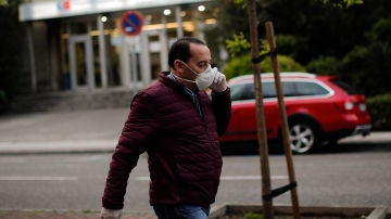 Un hombre con mascarilla pasea por las calles de Madrid