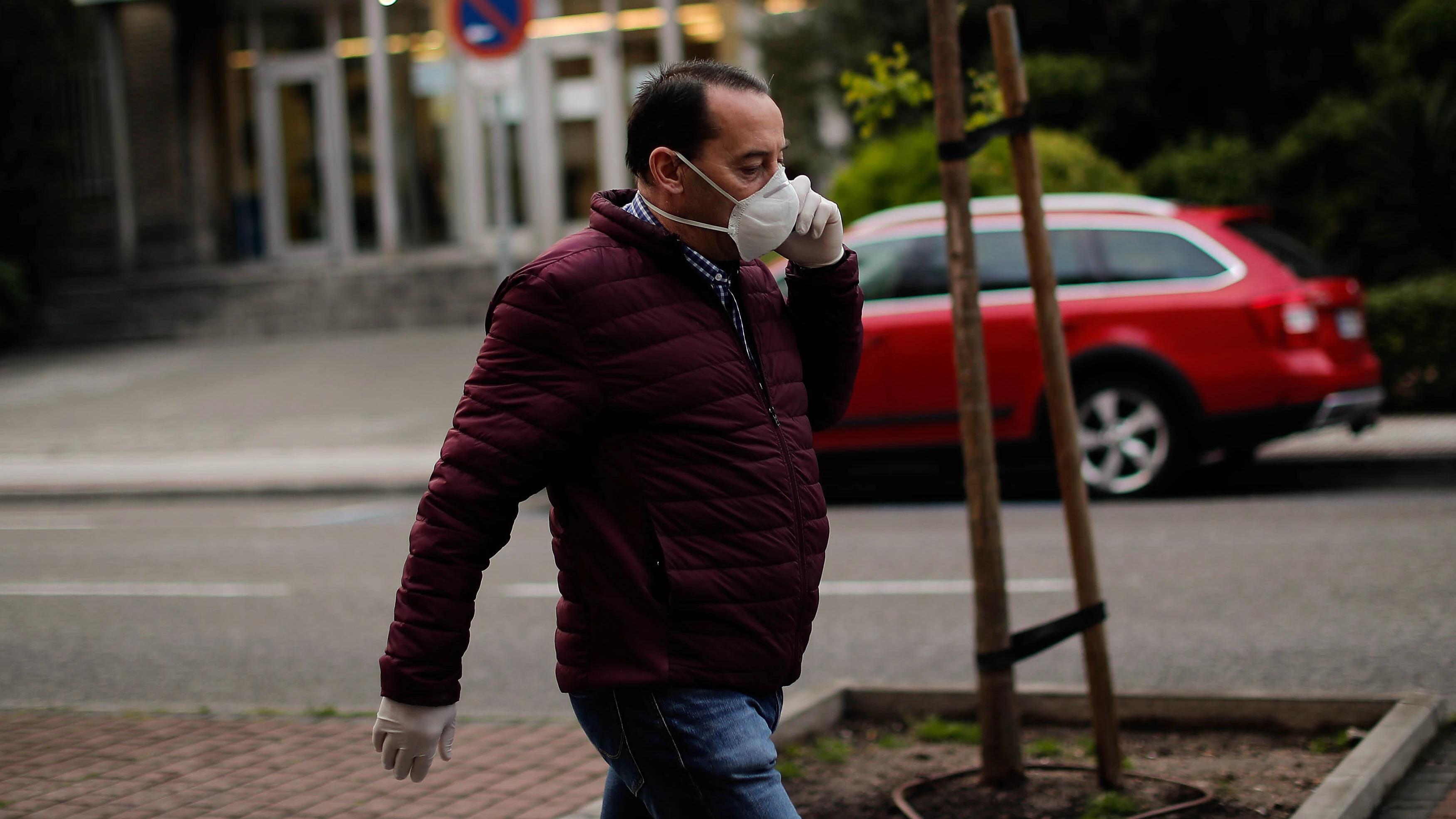 Un hombre con mascarilla pasea por las calles de Madrid