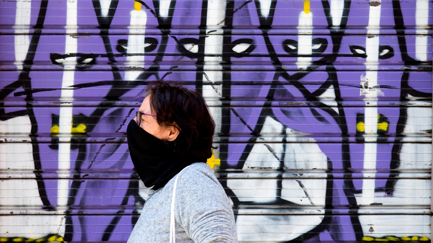 Una mujer camina por las calles de Málaga Una mujer camina por las calles de Málaga