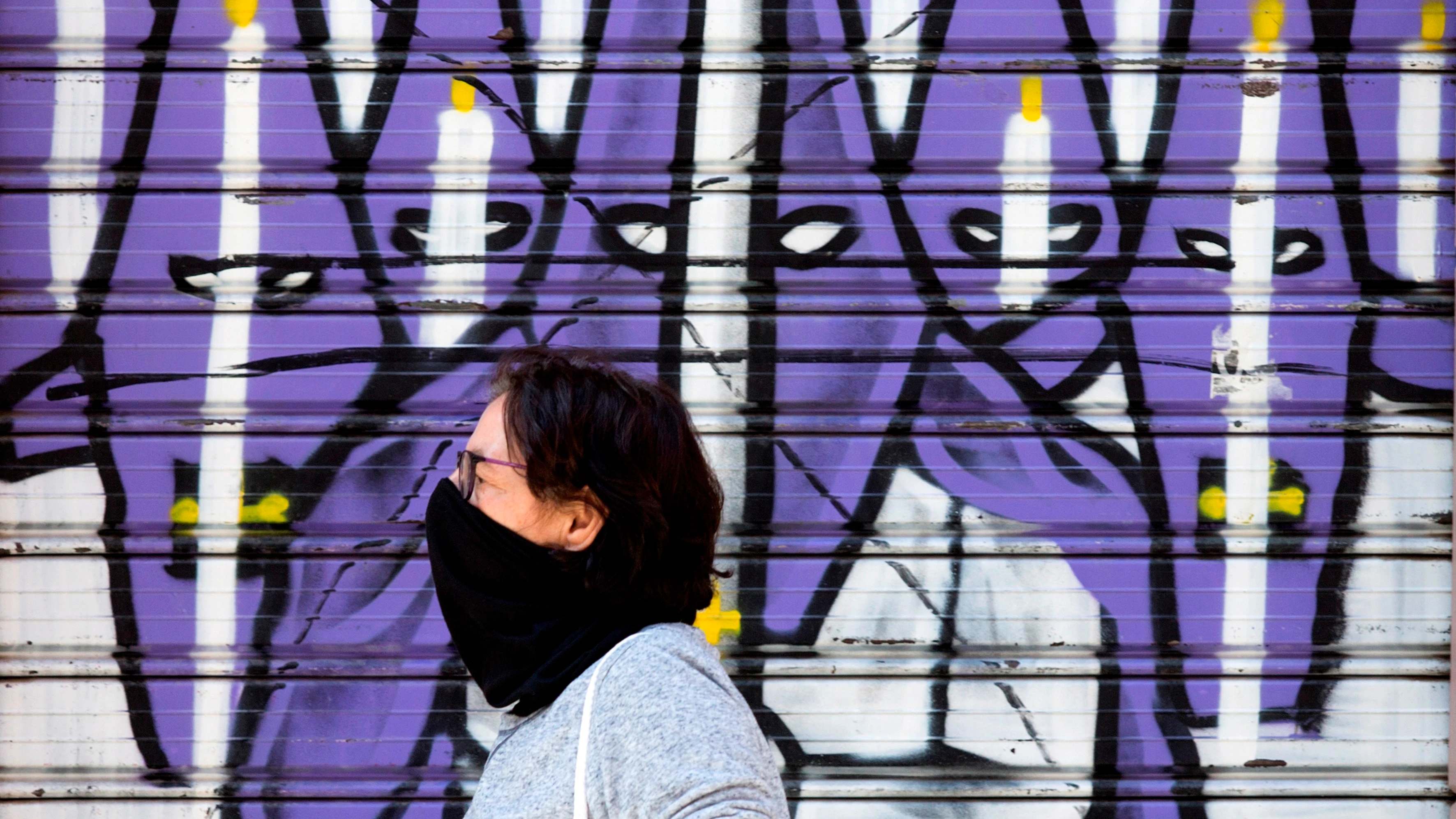 Una mujer camina por las calles de Málaga