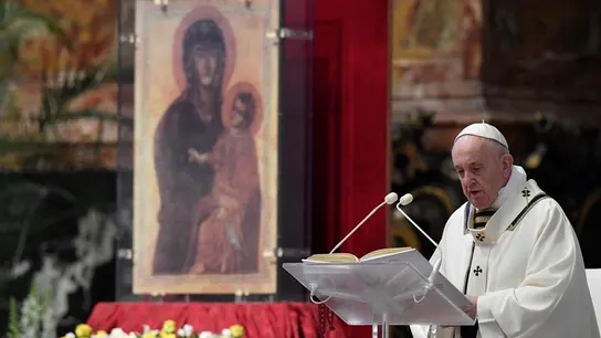El papa Francisco durante la misa del Domingo de resurrección celebrada a puerta cerrada El papa Francisco durante la misa del Domingo de resurrección celebrada a puerta cerrada