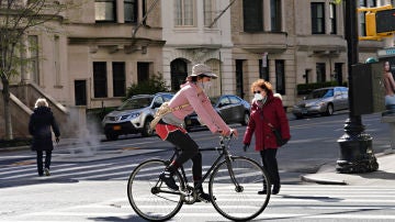Una ciudadana monta en bicicleta por las calles de Nueva York