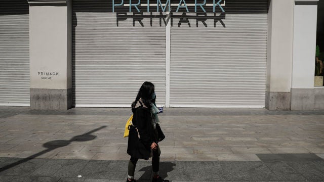Una ciudadana pasa por delante de un Primark cerrado