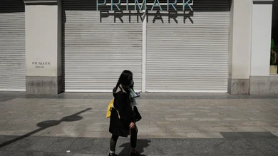 Una ciudadana pasa por delante de un Primark cerrado Una ciudadana pasa por delante de un Primark cerrado