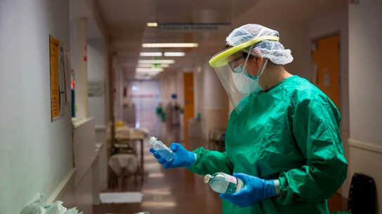 Un sanitario, en un hospital. Un sanitario, en el hospital de San Pedro de Logroño