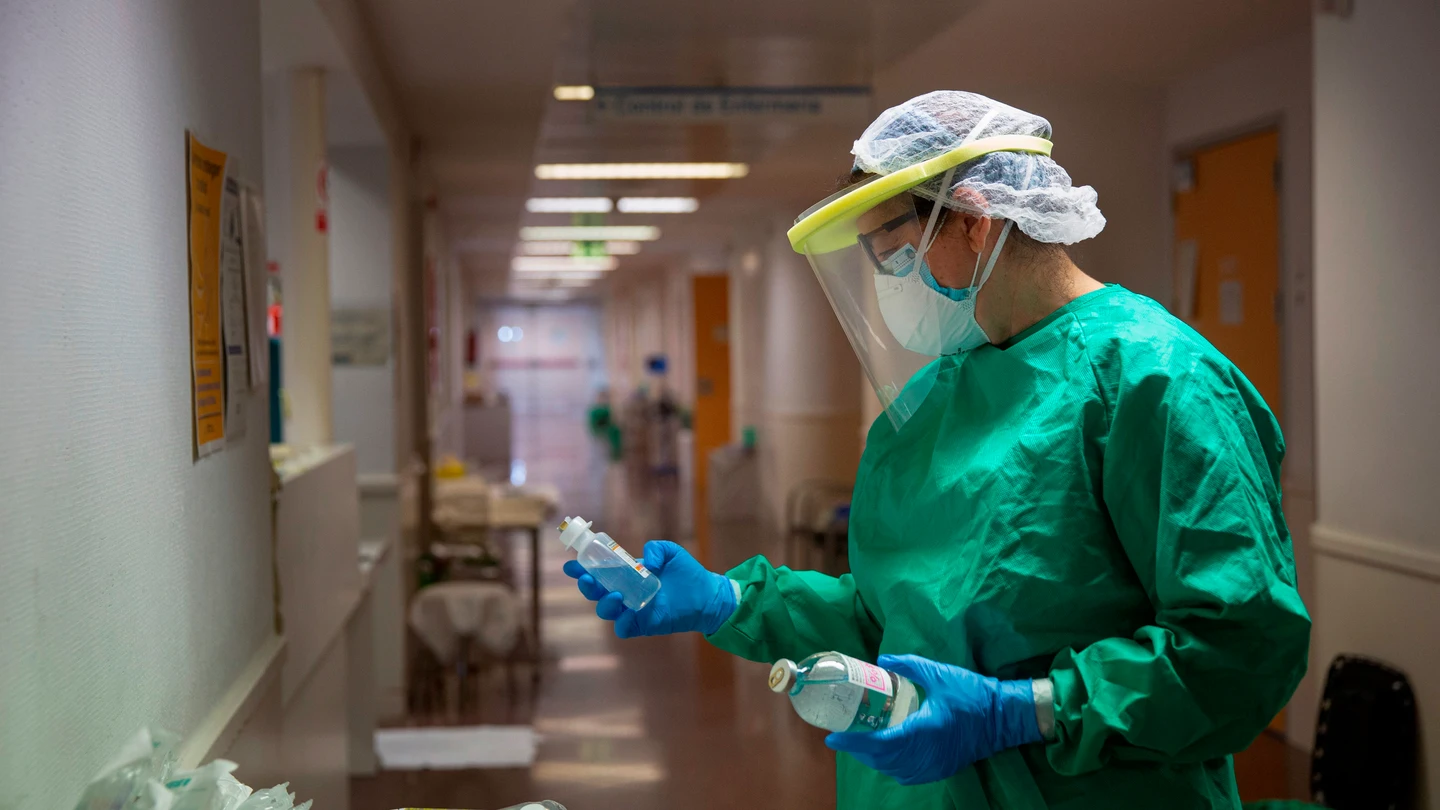 Un sanitario, en un hospital. Un sanitario, en el hospital de San Pedro de Logroño