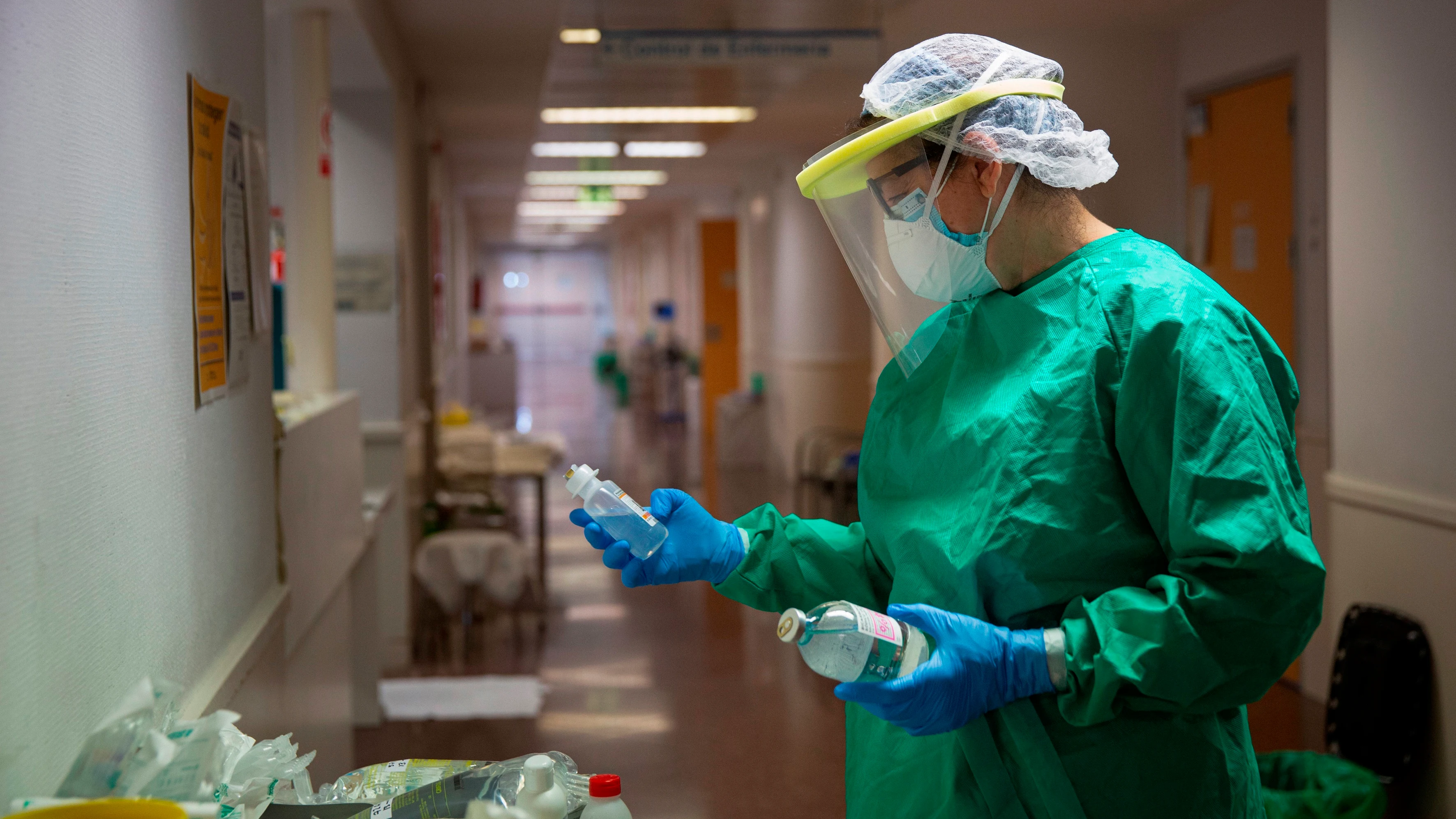 Un sanitario, en el hospital de San Pedro de Logroño