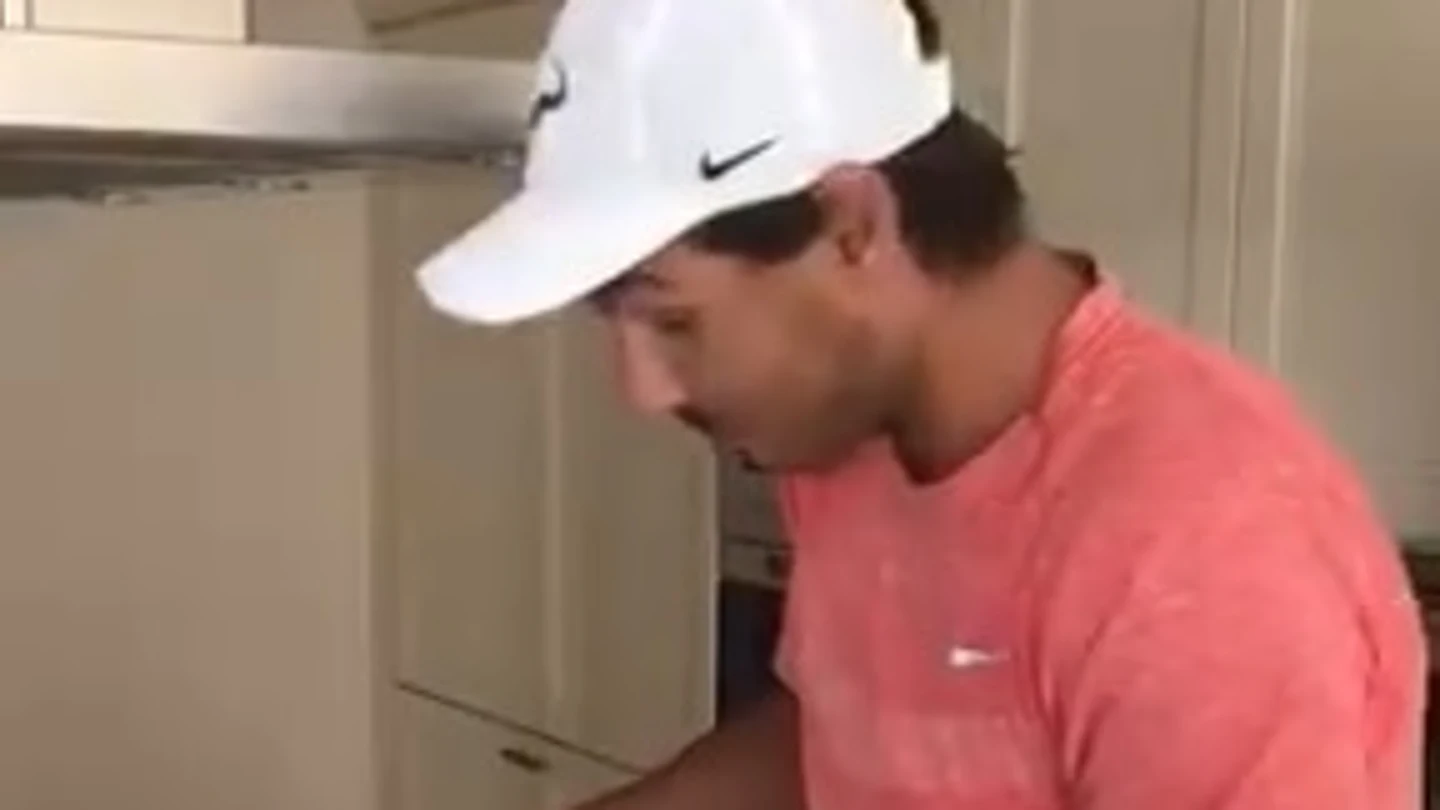 Rafa Nadal haciendo un bizcocho. Rafa Nadal haciendo un bizcocho.