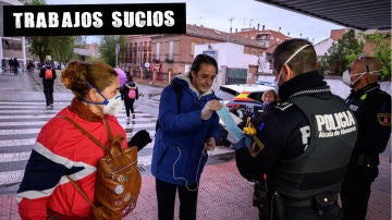  Policías entregan mascarillas en la estación de cercanías de Alcalá de Henares, Madrid