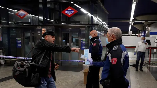 Policías entregan mascarillas en la estación de metro de Nuevos Ministerios en Madrid, este lunes. Policías entregan mascarillas en la estación de metro de Nuevos Ministerios en Madrid, este lunes.
