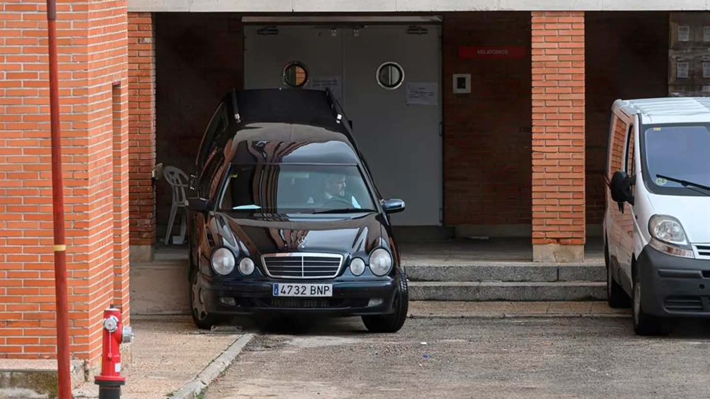 Imagen de archivo de un coche fúnebre saliendo de una residencia. Imagen de archivo de un coche fúnebre saliendo de una residencia.