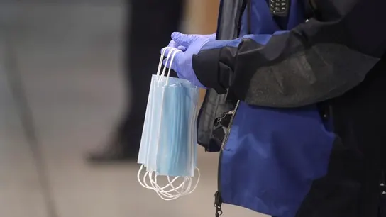 Reparto de mascarillas en el transporte público Reparto de mascarillas en el transporte público