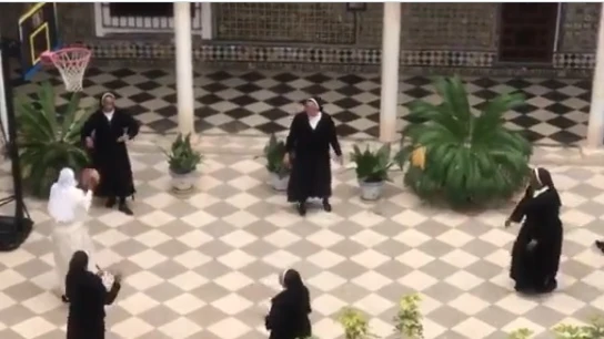 Monjas jugando al baloncesto. Monjas jugando al baloncesto.