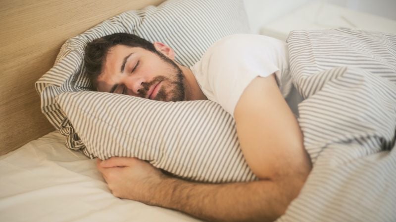 Creo que duermo con los ojos abiertos: ¿debo preocuparme?