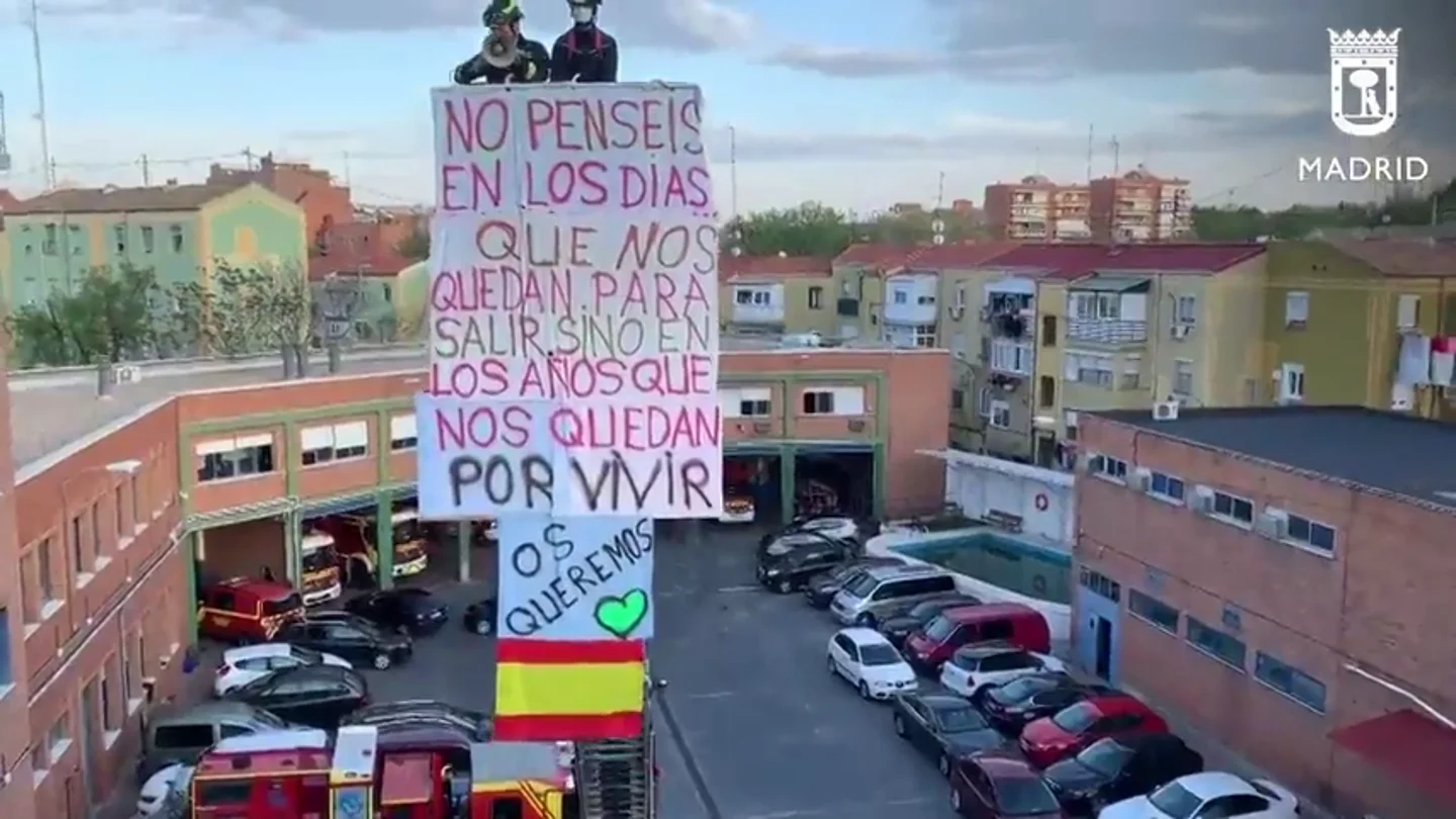 El emotivo mensaje de los bomberos de Usera a sus vecinos: "Pensad en los años que nos quedan por vivir" El emotivo mensaje de los bomberos de Usera a sus vecinos: "Pensad en los años que nos quedan por vivir"
