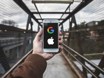 Un móvil con los logotipos de Google y Apple Un móvil con los logotipos de Google y Apple
