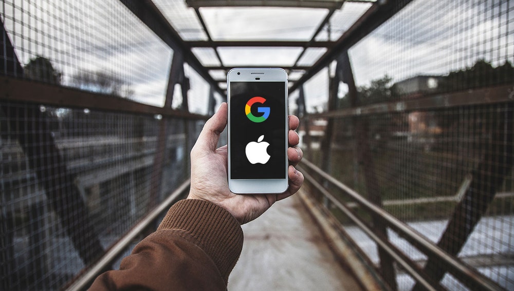 Un móvil con los logotipos de Google y Apple