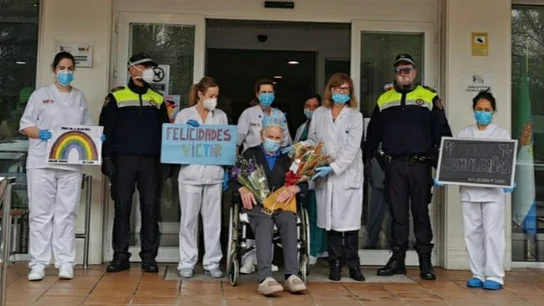 Agentes de la Policía Local y trabajadoras de la residencia de Laredo junto a Víctor Agentes de la Policía Local y trabajadoras de la residencia de Laredo junto a Víctor