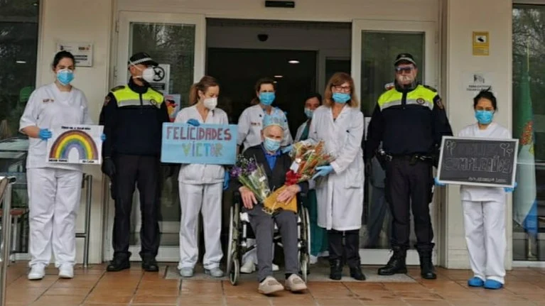 Agentes de la Policía Local y trabajadoras de la residencia de Laredo junto a Víctor